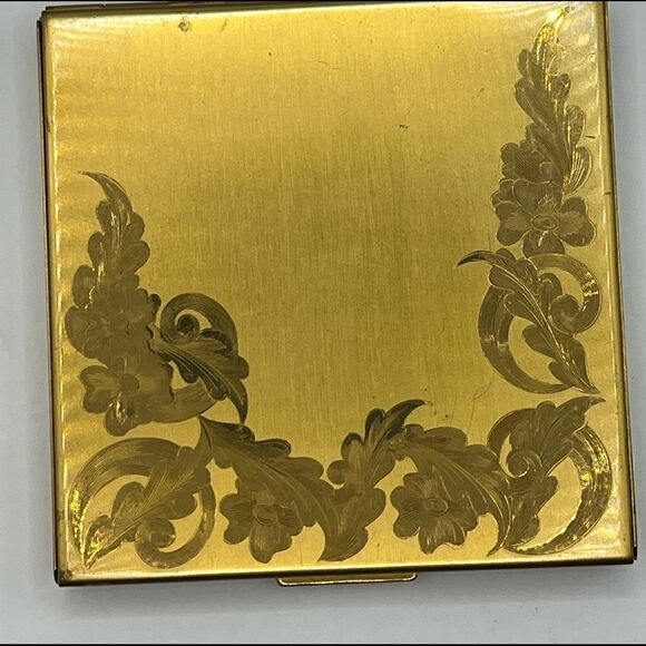 Columbia Fifth Ave large etched vintage compact. - Picture 7 of 10